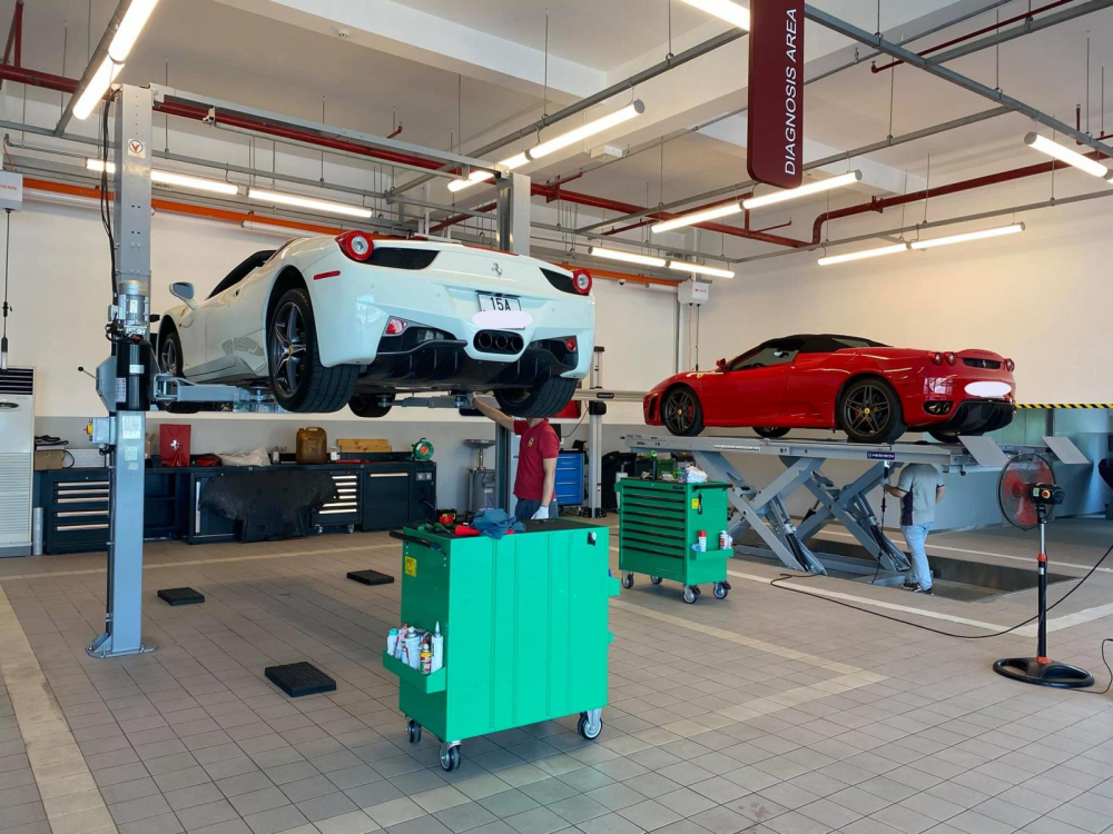 Cặp đ&ocirc;i si&ecirc;u xe mui trần Ferrari 2 thế hệ l&agrave; 458 Spider mang m&agrave;u trắng v&agrave; F430 Spider m&agrave;u đỏ được đưa đi bảo dưỡng ch&iacute;nh h&atilde;ng