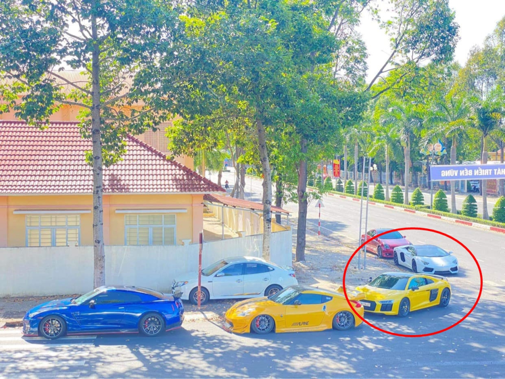 Dàn siêu xe và xe thể thao độ hàng độc của giới nhà giàu Bình Phước tụ tập cùng với nhau
