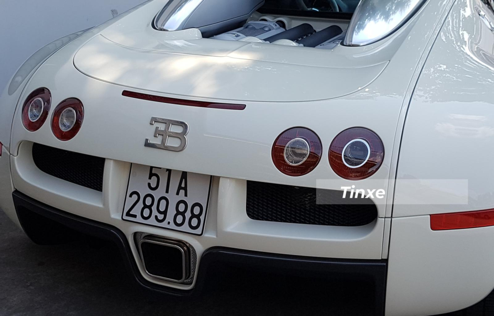 Cánh gió đuôi của Bugatti Veyron tự hạ xuống khi xe tắt máy