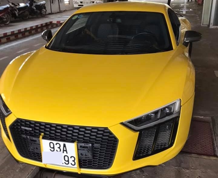 Siêu xe Audi R8 V10 Plus màu vàng của đội Bình Phước