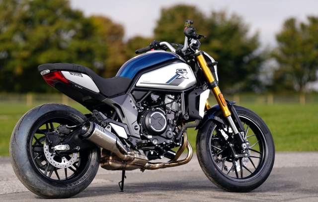 Tay lái của CFMoto CLX700 được bố trí khá cao