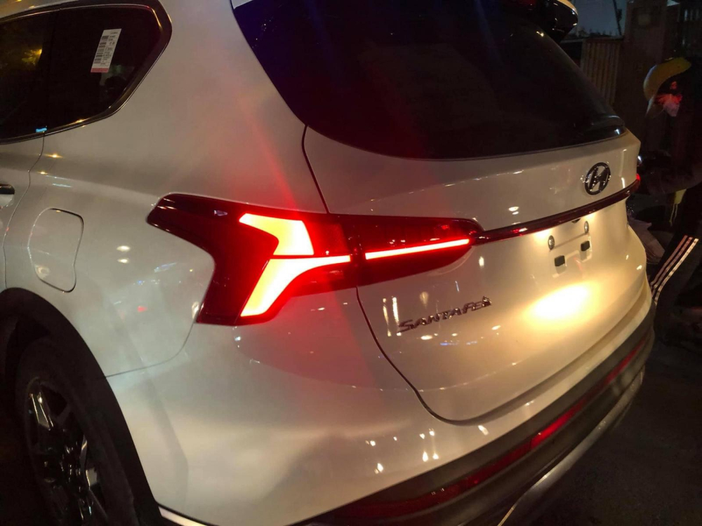 Chiếc Hyundai Santa Fe 2021 này chỉ có nắp bình xăng chứ không có cổng sạc điện
