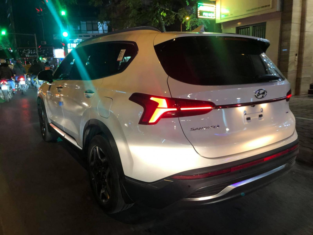 Chiếc Hyundai Santa Fe 2021 này được đồn là về Việt Nam để phục vụ đại sứ quán