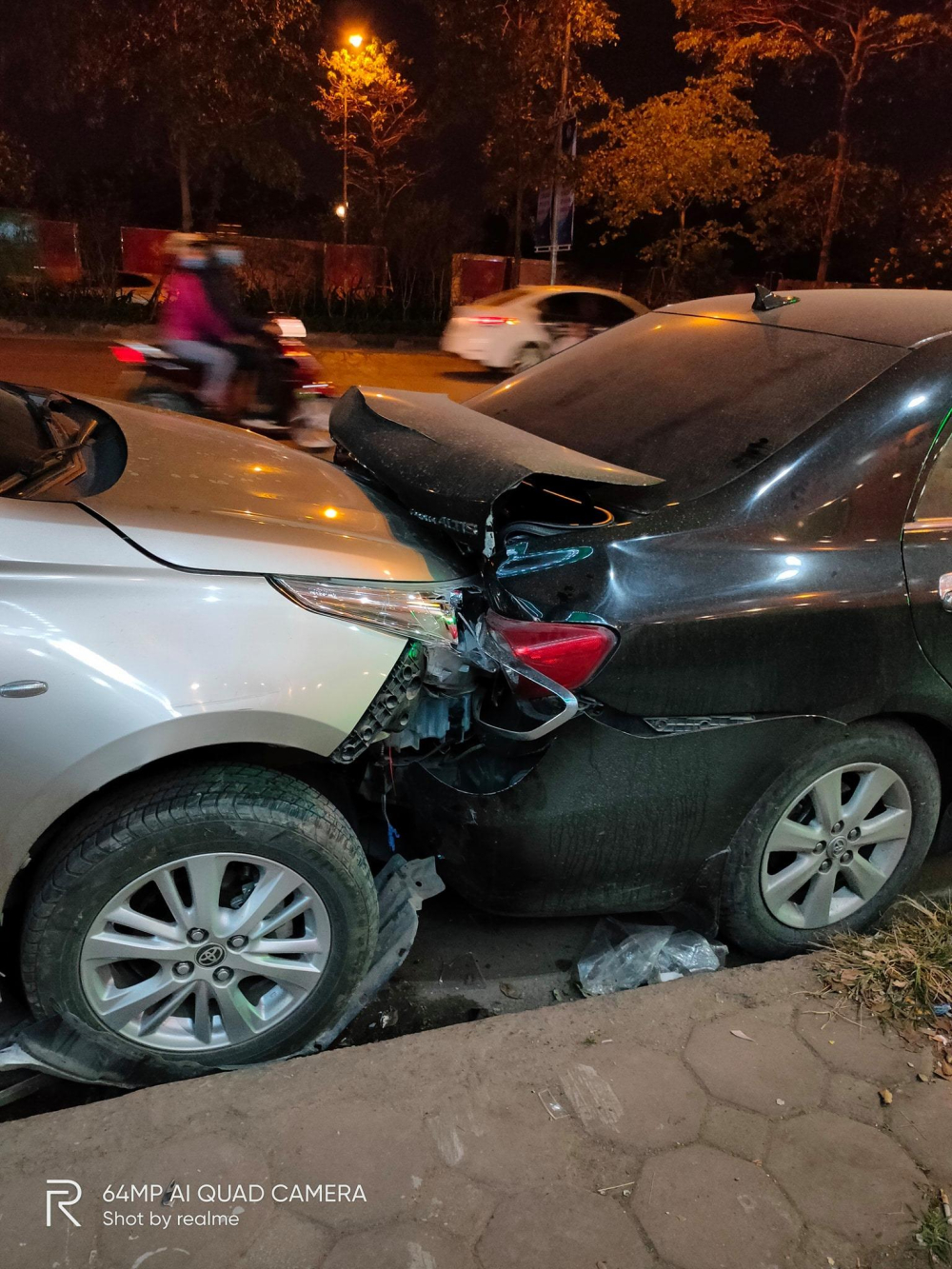Chiếc Toyota Corolla Altis cũng bị hư hỏng cả trước lẫn sau