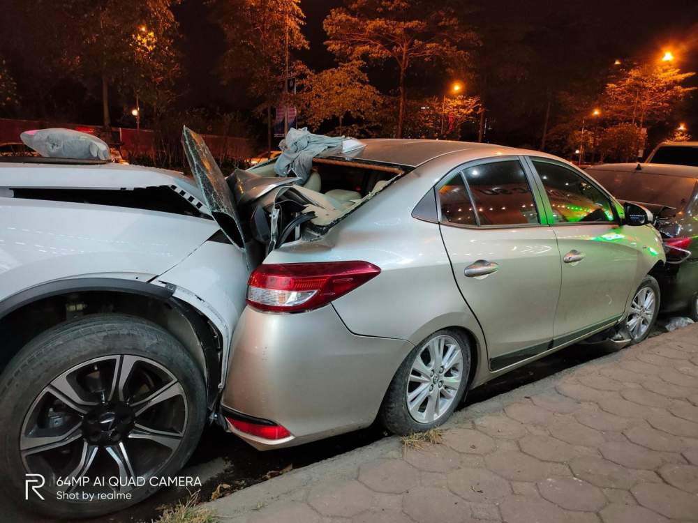 Phần đầu xe của chiếc VinFast LUX SA2.0 dính chặt vào đuôi xe Toyota Vios