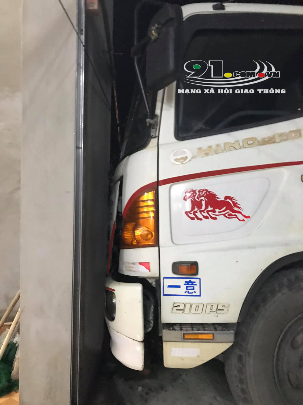 Chiếc &ocirc; t&ocirc; tải t&ocirc;ng v&agrave;o bức tường của ng&ocirc;i nh&agrave; mới x&acirc;y