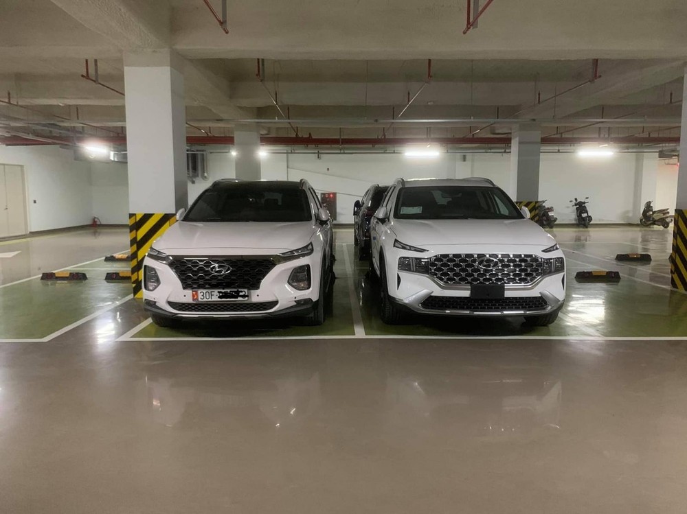 Chiếc Hyundai Santa Fe 2021 bị bắt gặp trong một hầm để xe tại Việt Nam, đỗ bên cạnh phiên bản cũ