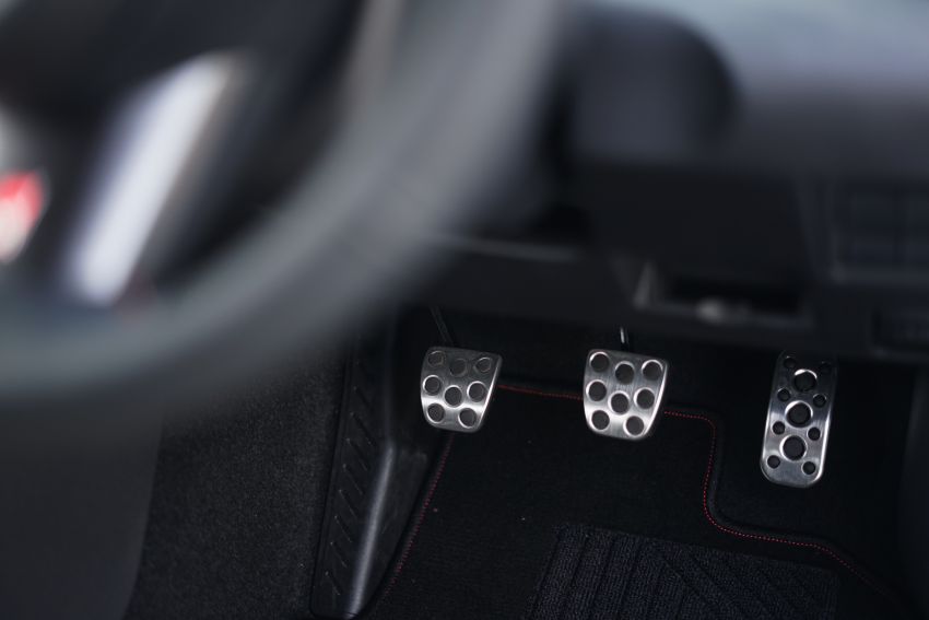 Bộ b&agrave;n đạp bằng kim loại của Toyota GR Yaris 2021