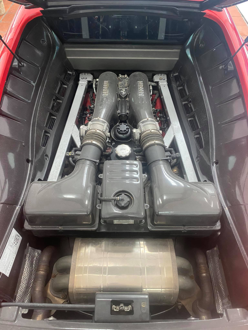 Động cơ của si&ecirc;u xe Ferrari 430 Scuderia mới v&agrave;o Nam
