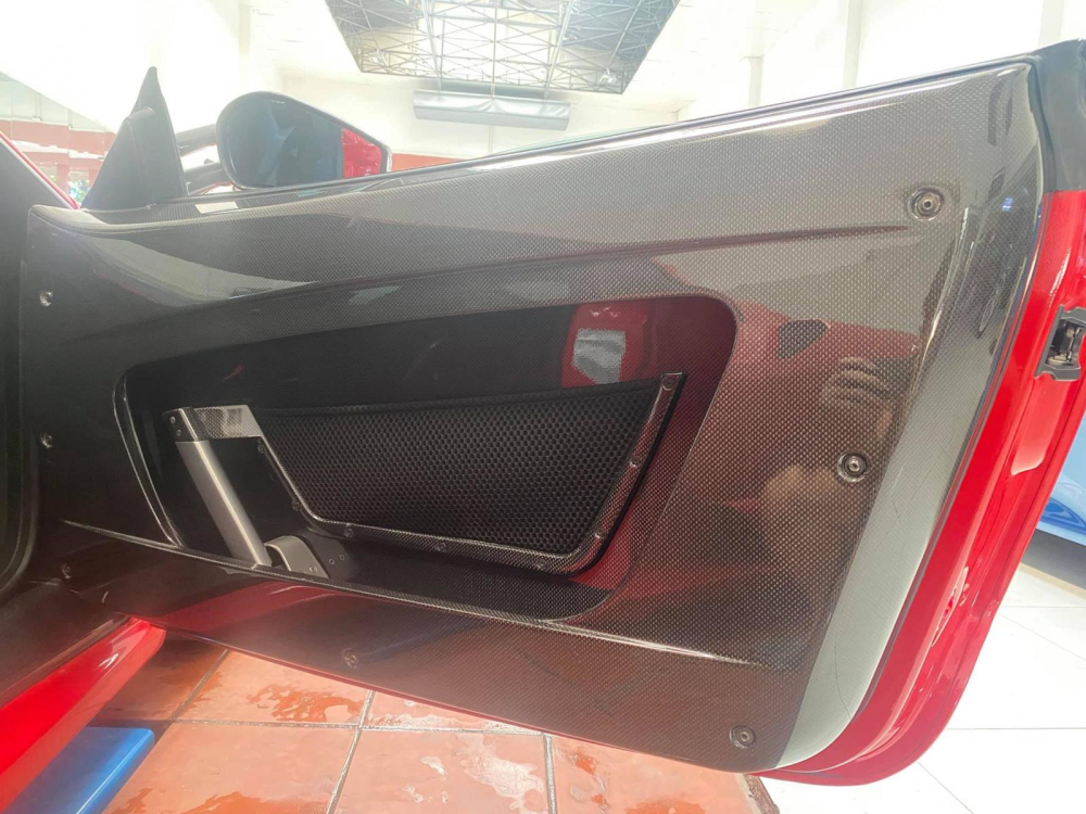 Chiếc si&ecirc;u xe Ferrari 430 Scuderia n&agrave;y c&oacute; nhiều chi tiết ốp carbon