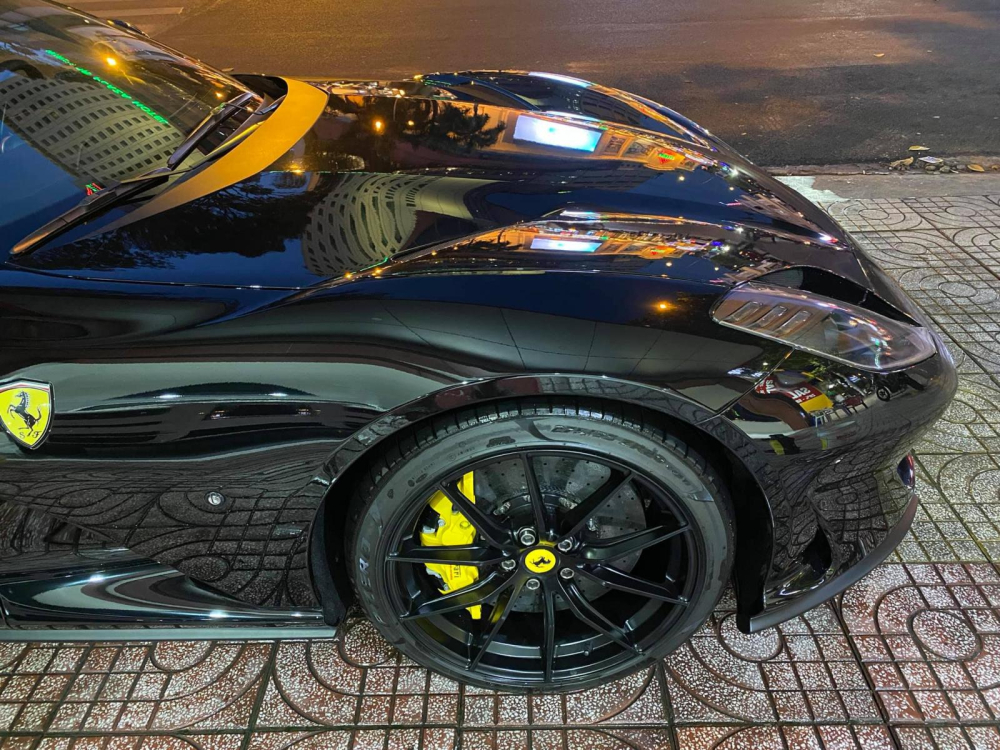 Ngay khi đến S&agrave;i th&agrave;nh, chiếc Ferrari 812 Superfast đ&atilde; được cho tắm rửa sạch sẽ