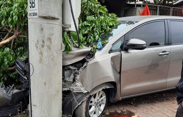 Chiếc xe Toyota Innova biến dạng nghiêm trọng sau khi húc gãy cây xanh và tông vào trụ điện