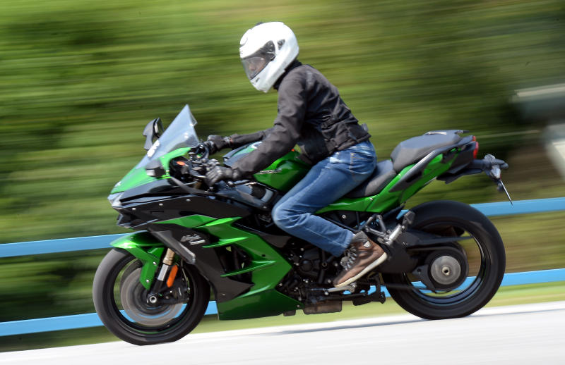 Mẫu Sport Touring sở hữu động cơ si&ecirc;u nạp từ Ninja H2