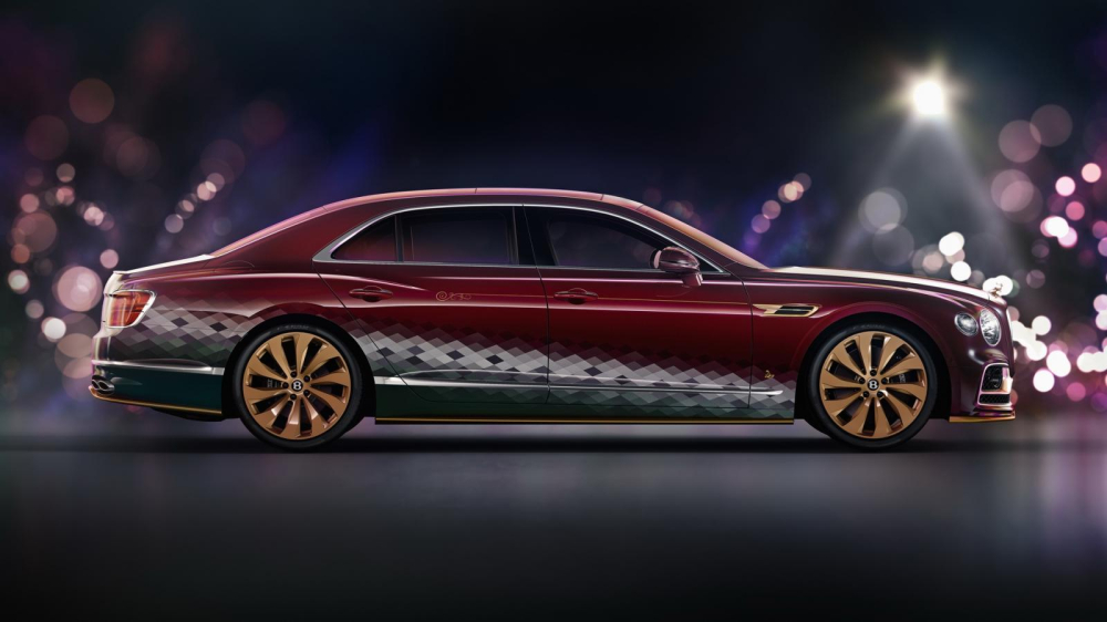 Bentley Flying Spur Reindeer Eight được trang bị bộ vành 22 inch màu vàng
