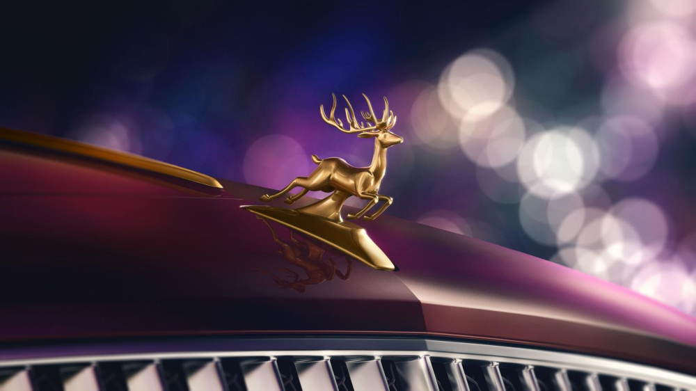 Bentley Flying Spur Reindeer Eight với biểu tượng chú tuần lộc màu vàng trên nắp ca-pô