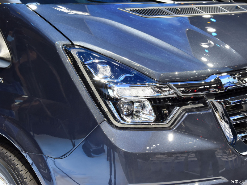 Cụm đ&egrave;n pha mới của Ford Transit Pro 2021