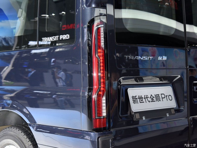 Cụm đ&egrave;n hậu mới của Ford Transit Pro 2021
