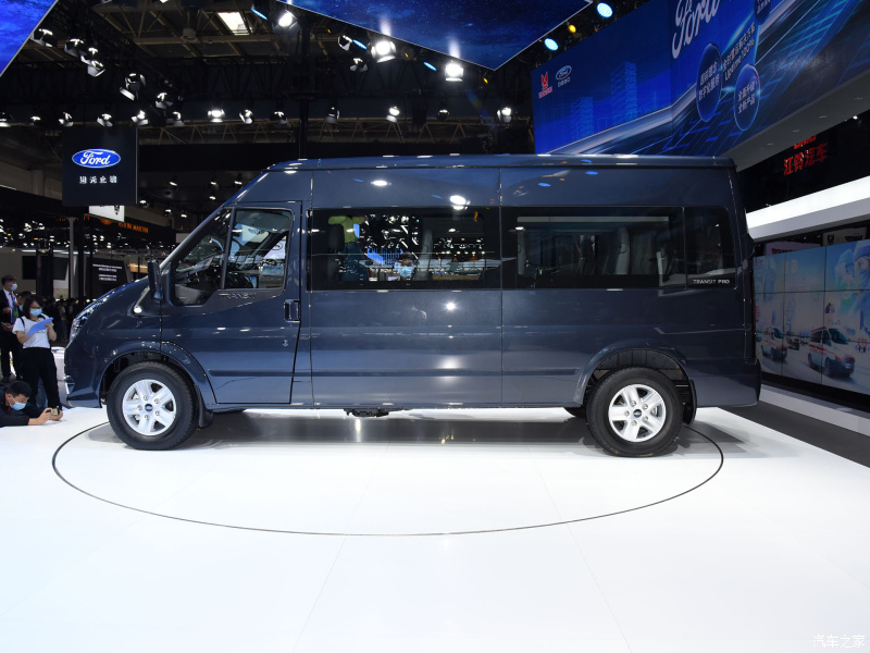 Thiết kế b&ecirc;n sườn của Ford Transit Pro 2021 gần như giống hệt như cũ, trừ bộ v&agrave;nh la-zăng
