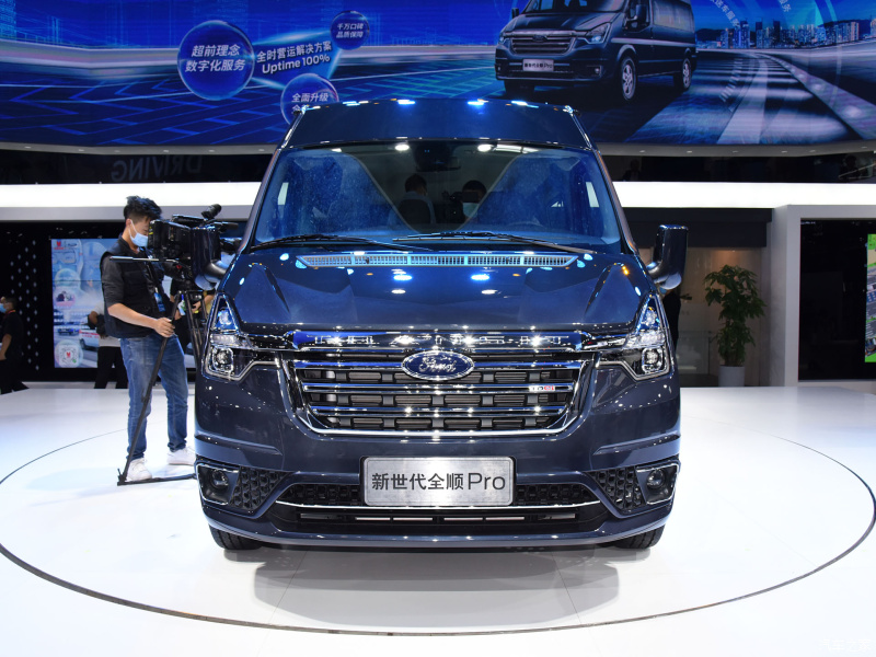 Cận cảnh thiết kế đầu xe của Ford Transit Pro 2021