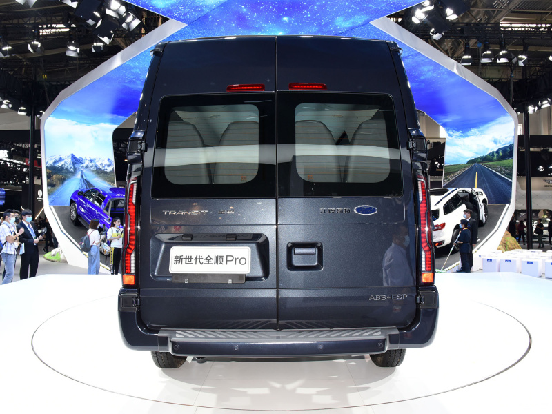 Ford Transit Pro 2021 nh&igrave;n từ ph&iacute;a sau