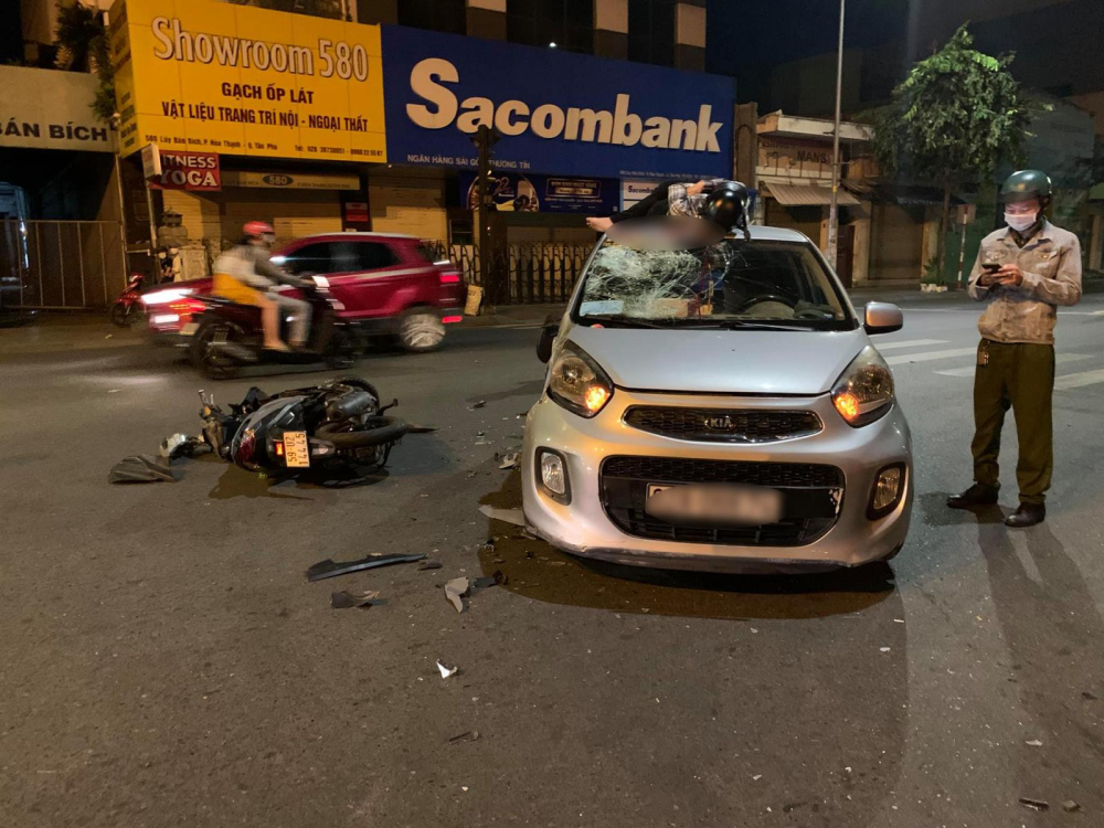 Hiện trường xe máy Honda Vario xảy ra tai nạn với xe Kia Morning tại quận Tân Phú vào rạng sáng hôm qua Hiện trường xe máy Honda Vario xảy ra tai nạn với xe Kia Morning tại quận Tân Phú vào rạng sáng hôm qua