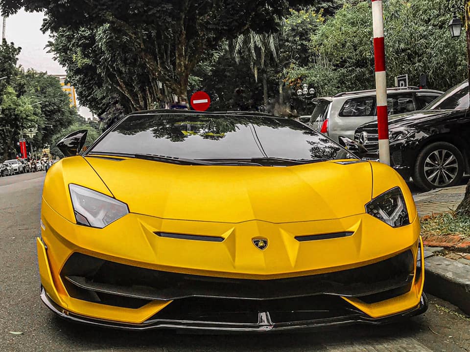 Lamborghini Aventador SVJ mui trần độc nhất Việt Nam lần đầu xuất hiện trên đường phố Lamborghini Aventador SVJ mui trần độc nhất Việt Nam lần đầu xuất hiện trên đường phố