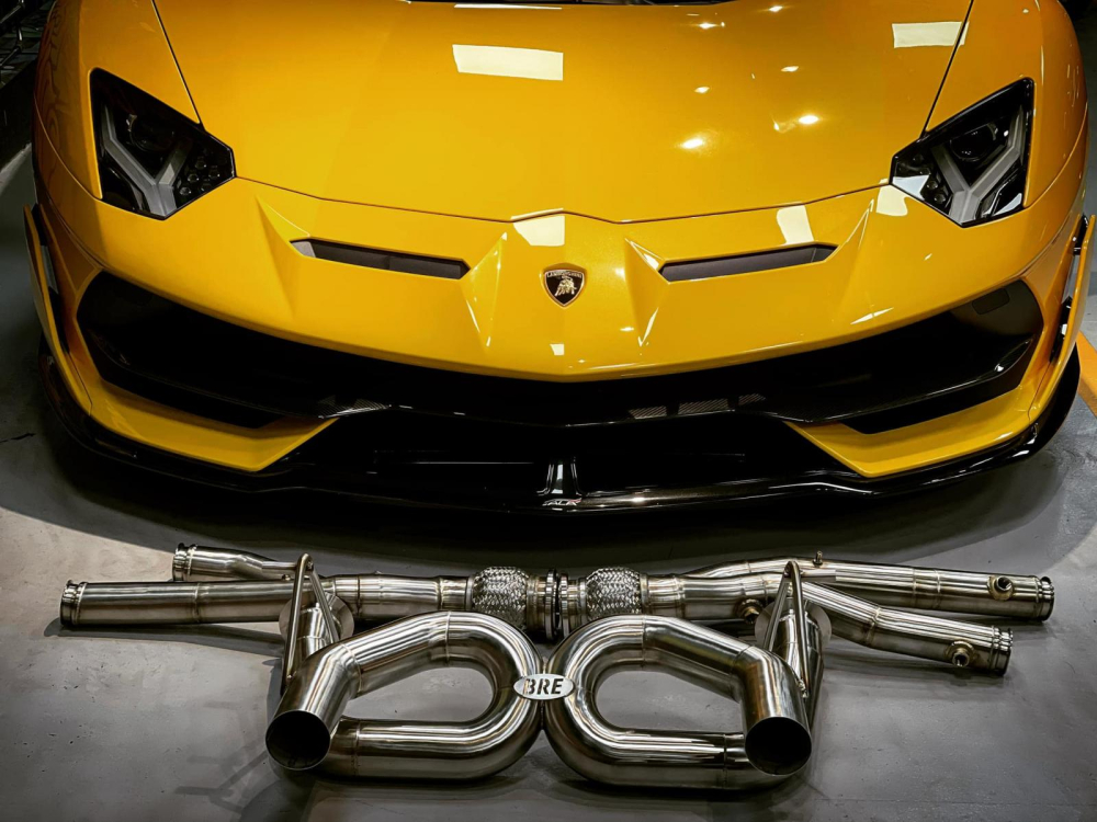 Cận cảnh ống xả độ BRE trước khi lắp cho siêu xe Lamborghini Aventador SVJ. Ảnh: Công Khanh Cận cảnh ống xả độ BRE trước khi lắp cho siêu xe Lamborghini Aventador SVJ. Ảnh: Công Khanh