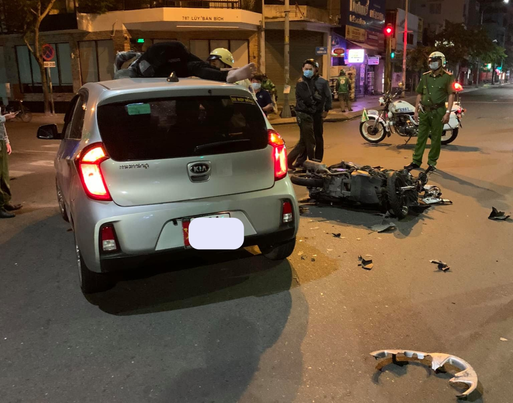 Vụ tai nạn khiến 2 phương tiện hư hỏng nặng nề Vụ tai nạn khiến 2 phương tiện hư hỏng nặng nề
