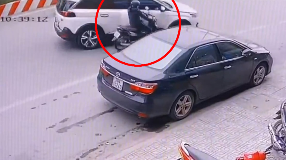 Khoảnh khắc người phụ nữ xảy ra va chạm với xe Peugeot 5008