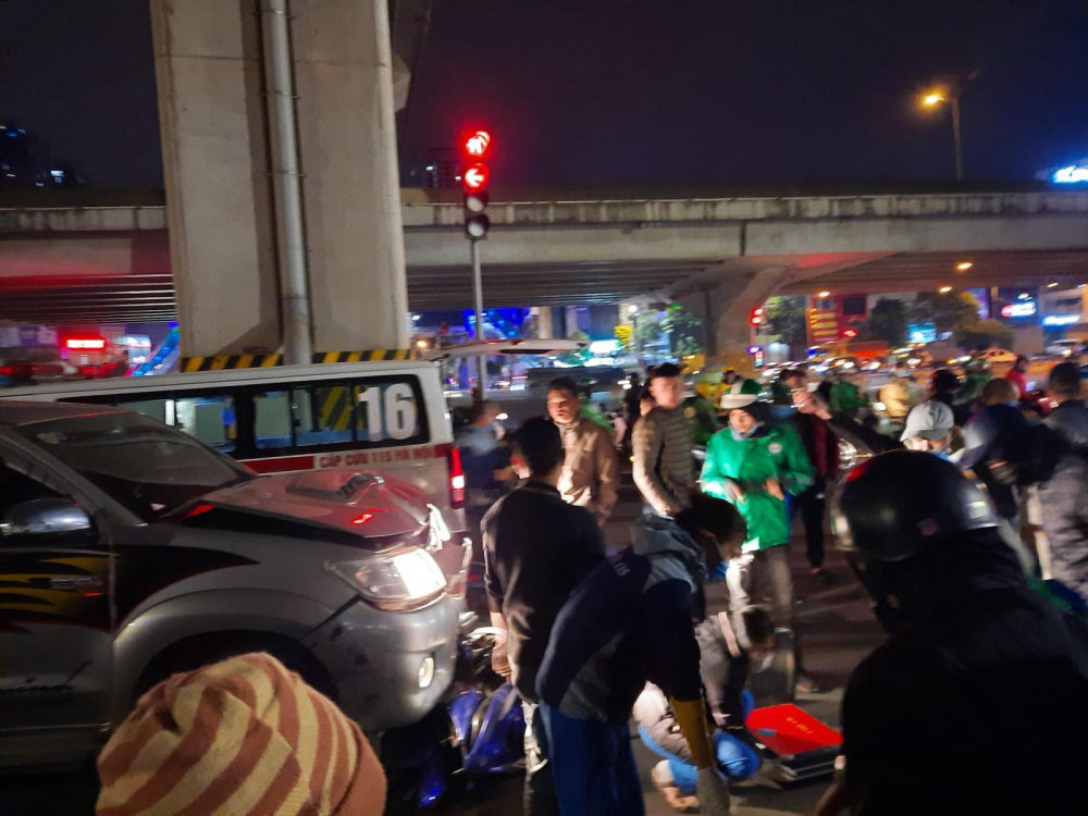 Hiện trường vụ va chạm giao thông giữa Yamah Exciter với xe bán tải Toyota Hilux vào tối qua ở Ngã 4 Nguyễn Trãi - Khuất Duy Tiến