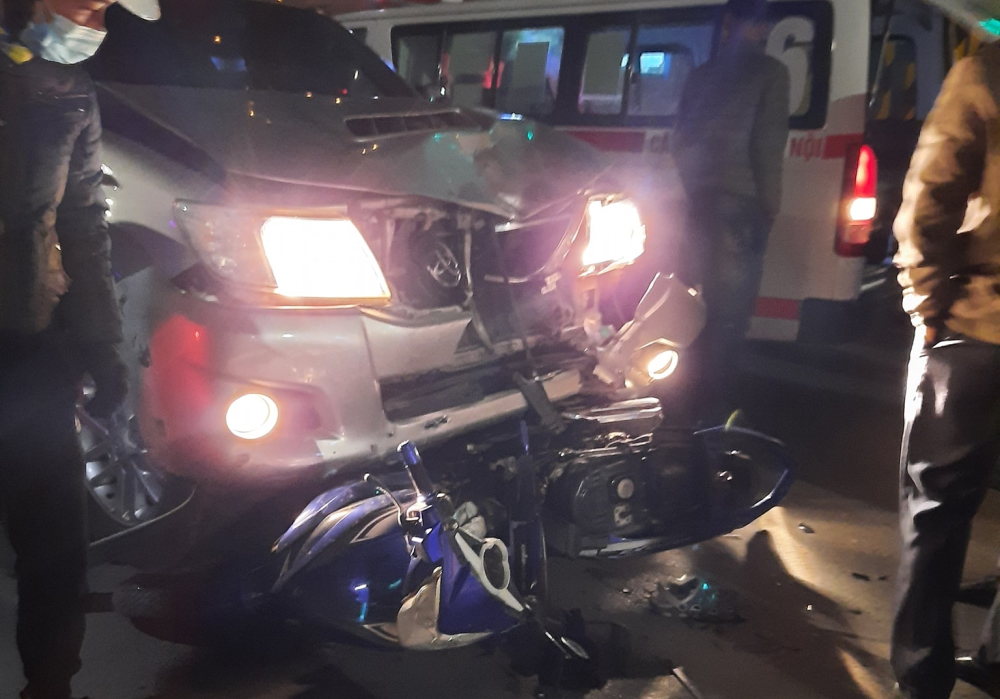 Chiếc xe Yamaha Exciter cùng xe bán tải Toyota Hilux hư hỏng nặng sau va chạm