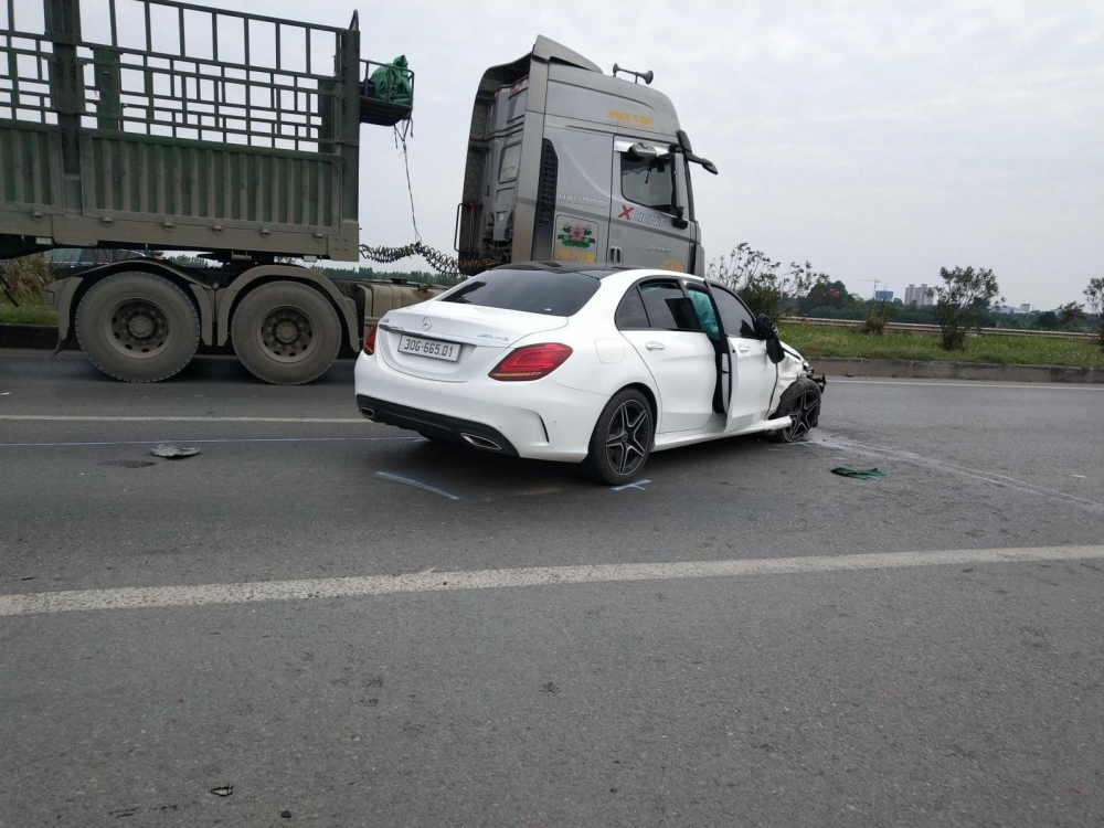Chiếc xe sang Mercedes-Benz màu trắng tại hiện trường vụ tai nạn Chiếc xe sang Mercedes-Benz màu trắng tại hiện trường vụ tai nạn