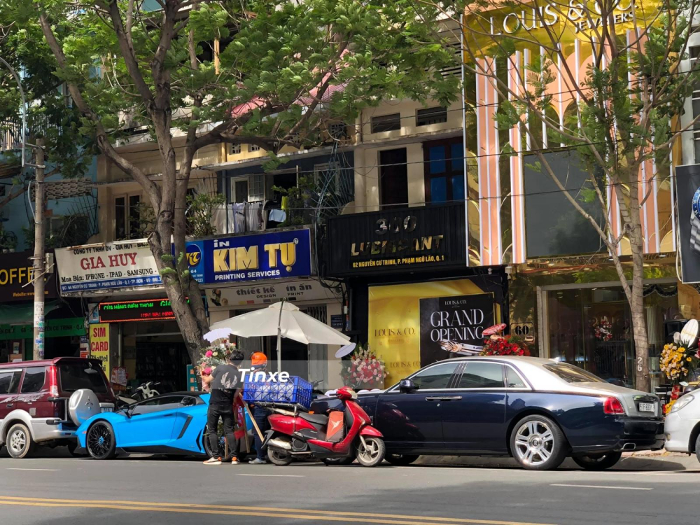 Sự có mặt của amborghini Aventador LP750-4 SV Coupe và Rolls-Royce Ghost Series II đã thu hút không ít sự chú ý của người đi đường