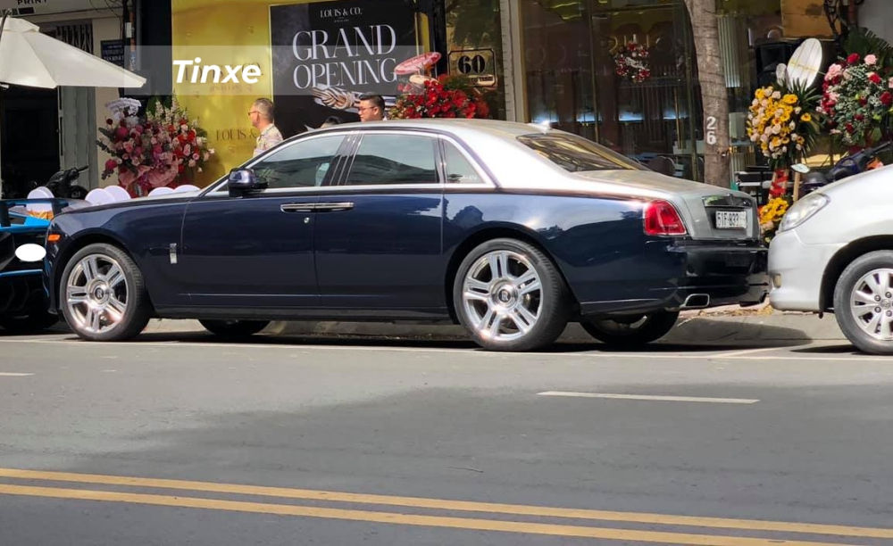 Rolls-Royce Ghost Series II đỗ ngay phía sau Lamborghini Aventador SV