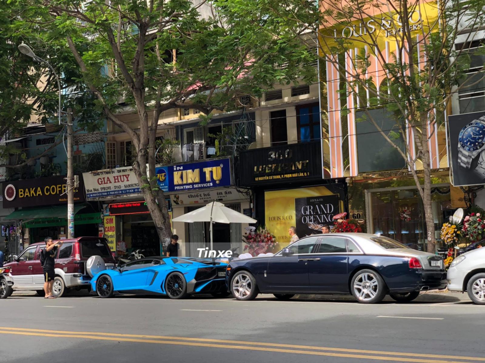 Siêu xe bản giới hạn Lamborghini Aventador SV và Rolls-Royce Ghost Series II là những mẫu xe đến trước