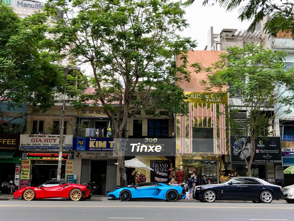 Dàn siêu xe và xe siêu sang của doanh nhân Việt khoe dáng cùng nhau trên đường phố Sài thành vào cuối tuần vừa qua. Dẫn đầu là Ferrari 488 GTB màu đỏ, theo sau là Lamborghini Aventador SV và Rolls-Royce Ghost Series II