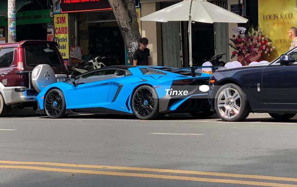 Chiếc Lamborghini Aventador SV này được chủ nhân thay áo mới màu xanh nhạt và độ ống xả giới hạn FI