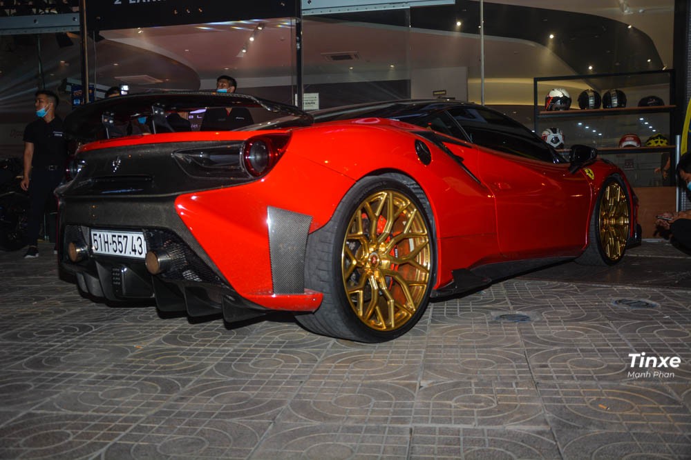 Phần đuôi xe mang gói độ Pogea Racing
