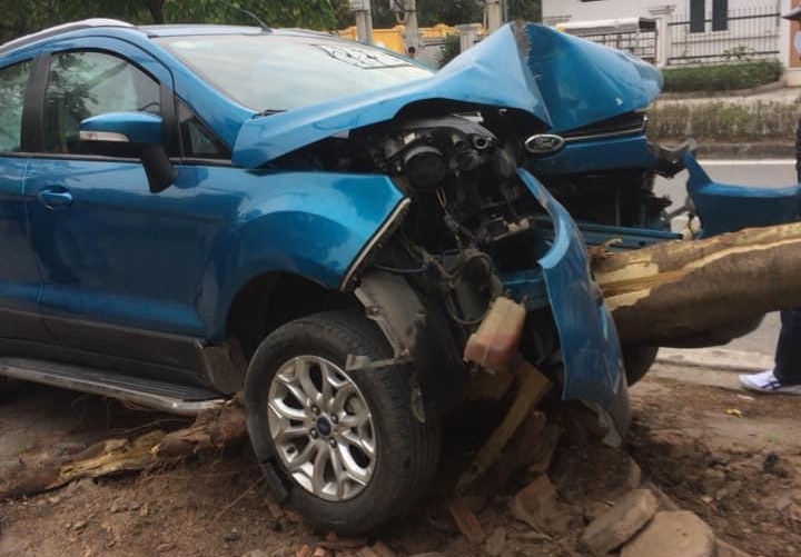 Phần đầu xe Ford Ecosport nát bét sau tai nạn này