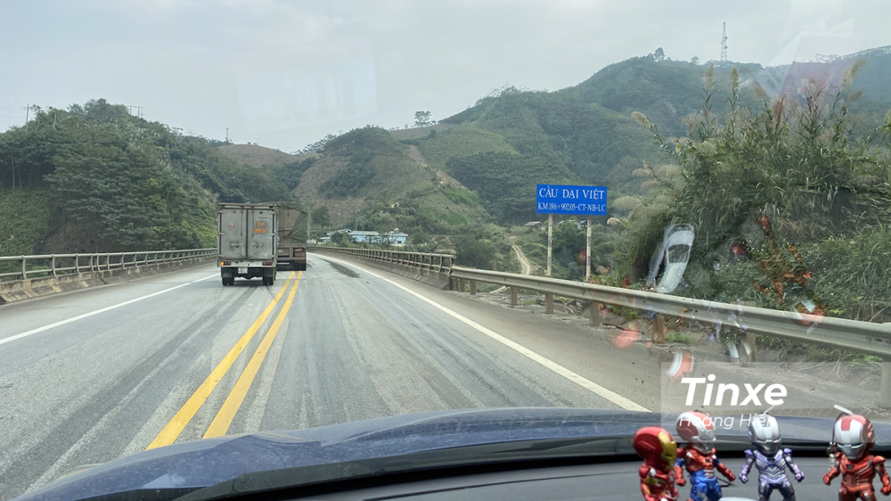 Lu&ocirc;n chấp h&agrave;nh đ&uacute;ng c&aacute;c quy định của Luật giao th&ocirc;ng đường bộ để đảm bảo an to&agrave;n giao th&ocirc;ng.