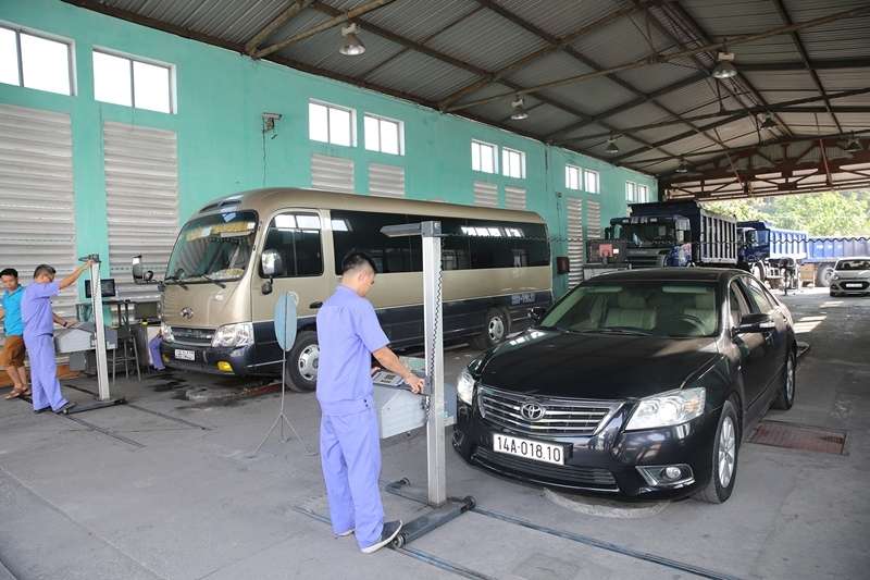 Các xe ô tô tham gia giao thông đều phải có tem đăng kiểm còn thời hạn. Các xe ô tô tham gia giao thông đều phải có tem đăng kiểm còn thời hạn.