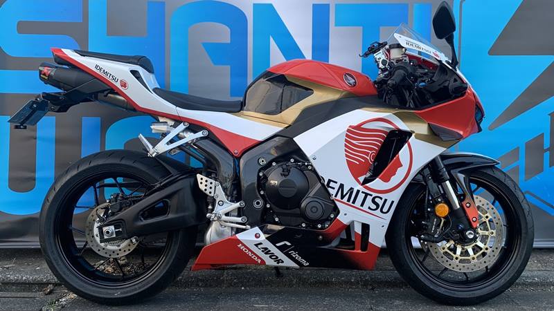 Bản độ Honda CBR600RR đẹp mắt theo mẫu xe trường đua GP đến từ Nhật Bản