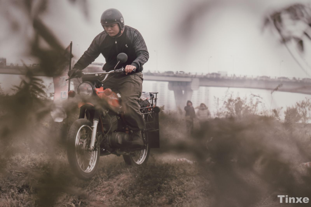 Lần lượt từng chiếc Minsk khờ cùng chủ nhân của nó vượt qua các vòng thi Lần lượt từng chiếc Minsk khờ cùng chủ nhân của nó vượt qua các vòng thi