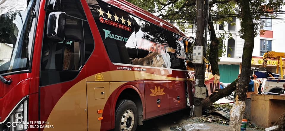 Chiếc ô tô khách bị biến dạng ở cả hai bên sườn xe
