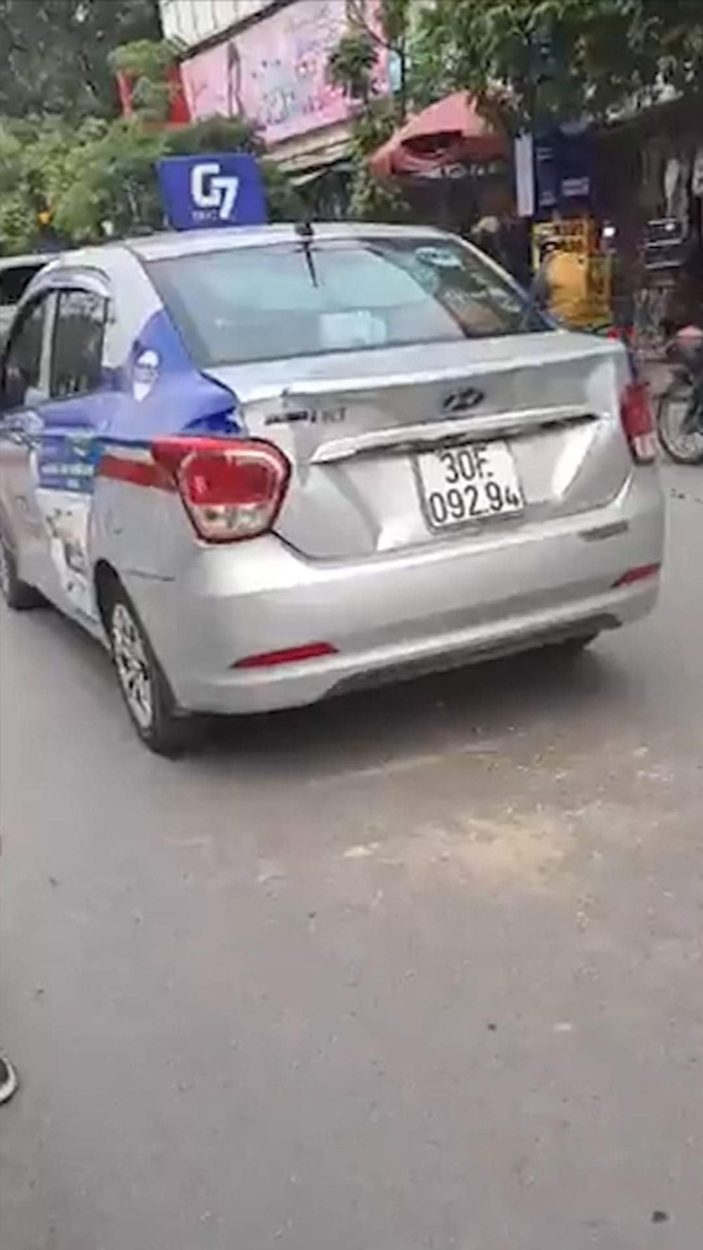 Chiếc taxi bị tông móp đuôi tại hiện trường vụ tai nạn