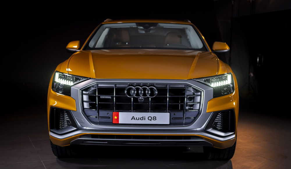 Phần đầu xe Audi Q8 2020 mạnh mẽ v&agrave; hiện đại.