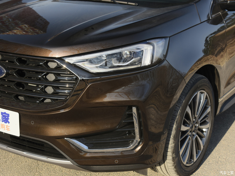 Cụm đèn pha của Ford Edge Plus 2021