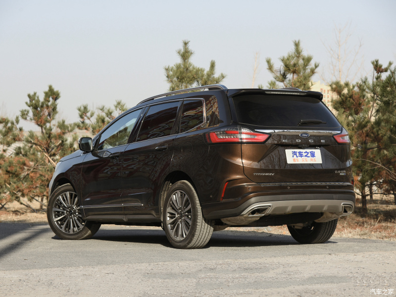 Ford Edge Plus 2021 nhìn từ phía sau