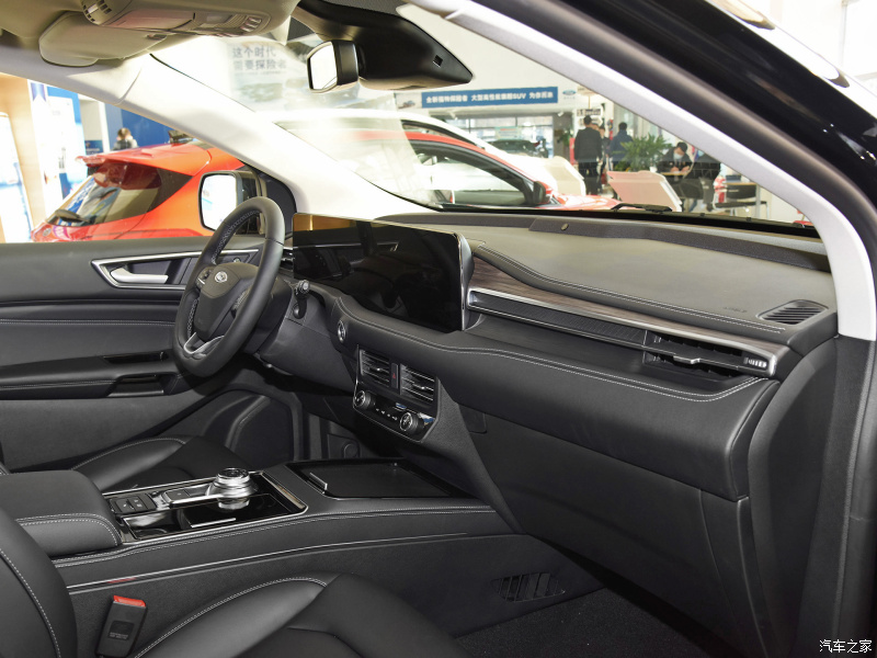 Ford Edge Plus 2021 có cả phiên bản 5 chỗ và 7 chỗ
