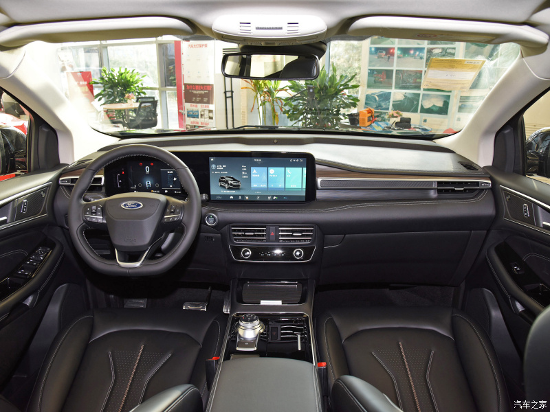 Nội thất bên trong Ford Edge Plus 2021